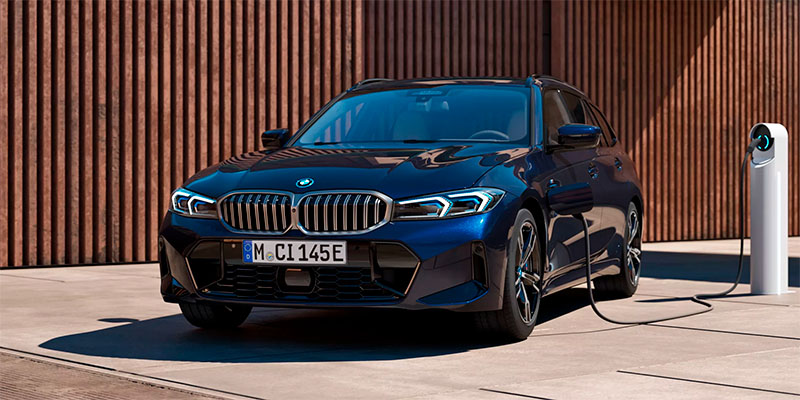 BMW 330e xDrive Touring plug-in hybridi