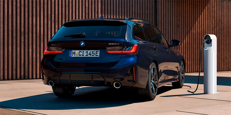 BMW 330e xDrive Touring plug-in hybridi