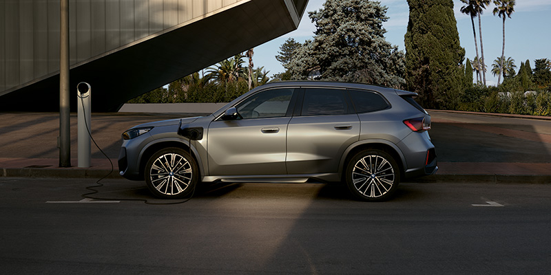 Uuden BMW X1:n Plug-in-Hybrid-malli mahdollistaa jopa 89 km:n puhtaasti sähköisen ajomatkan. Siten olet liikkeellä paikallisesti päästöttömästi ja käytännössä äänettömästi.